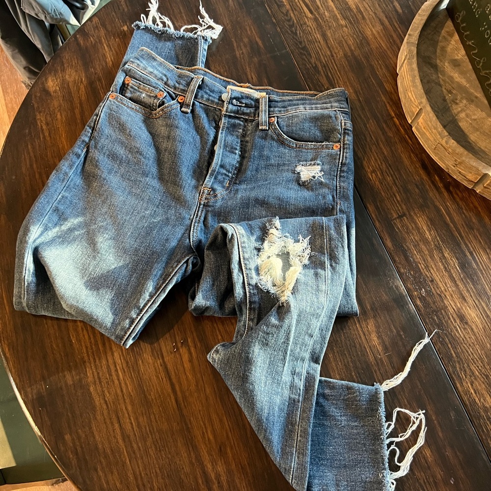 Adorable LEVIS destroyed wedgie skinny jeans!